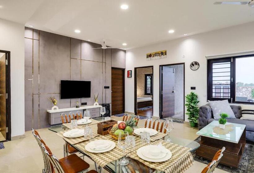 فندق Stayvista S La Villa Farm   Tranquil Retreat With Outdoor Pool, Games & Terrace