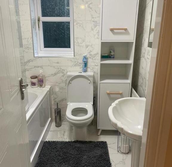 پانسیون Lovely 3 Bed Short Stay