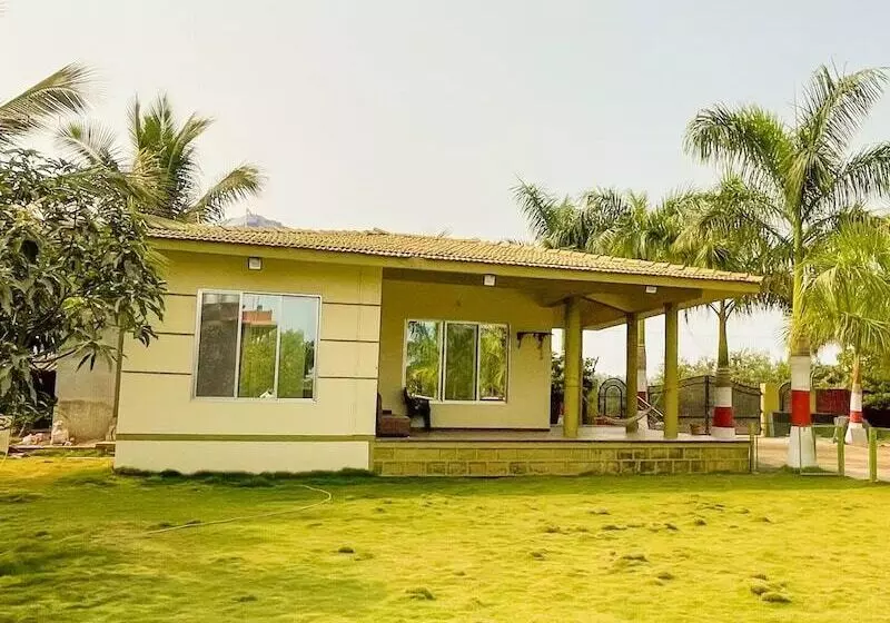 Hotelli Beach Village Resort