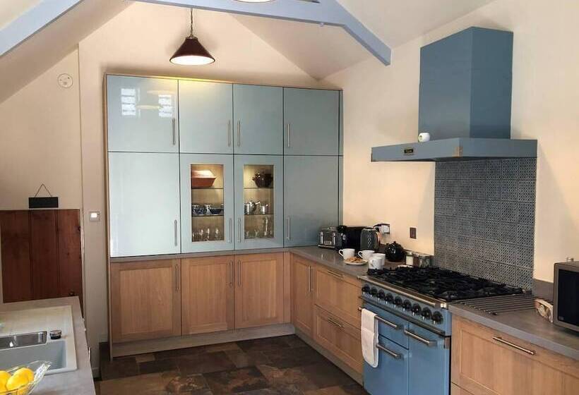 A Stunning And Cosy Character Cob Cottage C1750