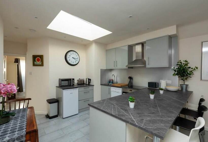 Bright & Contemporary 1bedroom Annexe   Herne Hill!