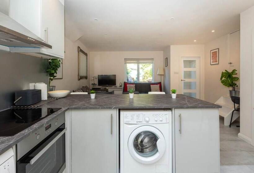 Bright & Contemporary 1bedroom Annexe   Herne Hill!
