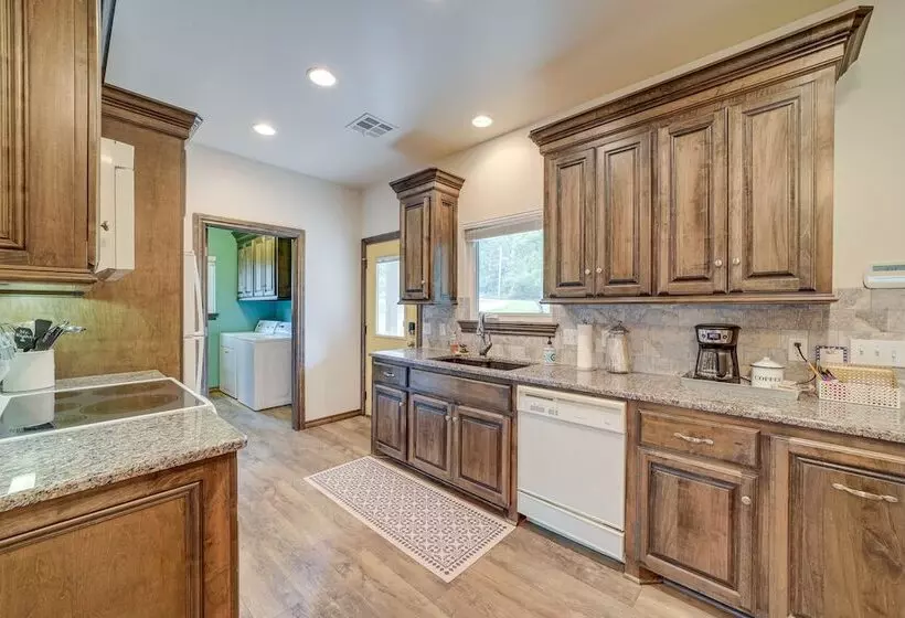 Cozy Checotah Retreat W/ Deck Near Eufaula Lake