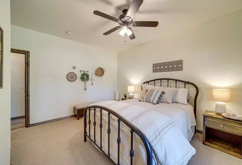 Cozy Checotah Retreat W/ Deck Near Eufaula Lake