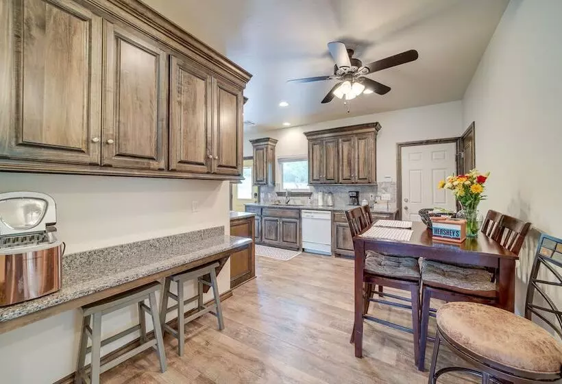 Cozy Checotah Retreat W/ Deck Near Eufaula Lake