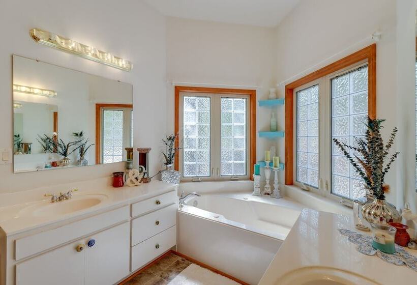 Fairfield Bay Retreat W/ Fireplaces & Lake Access