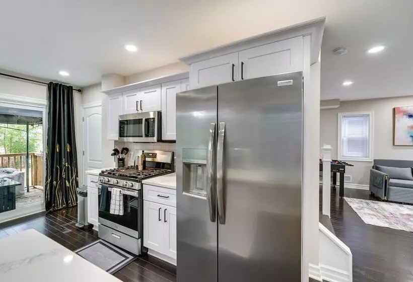 Family Friendly Ferndale Home: 3 Mi To Detroit Zoo