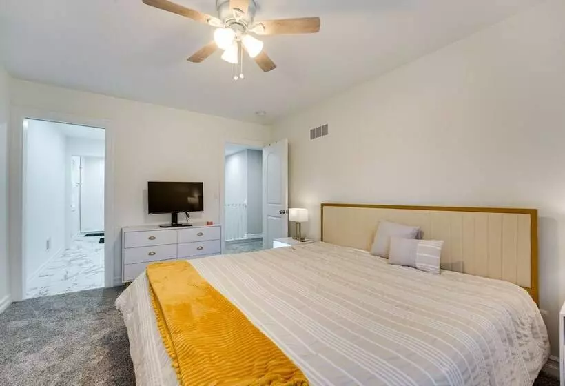 Family Friendly Ferndale Home: 3 Mi To Detroit Zoo