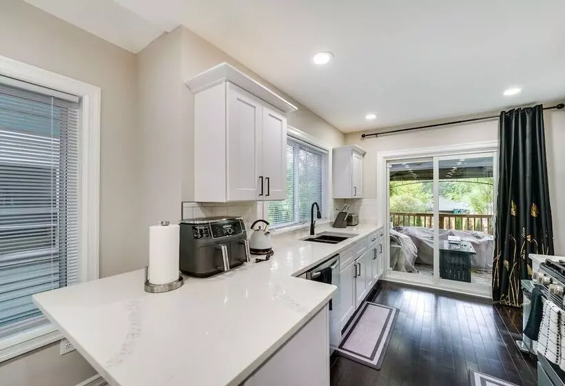 Family Friendly Ferndale Home: 3 Mi To Detroit Zoo