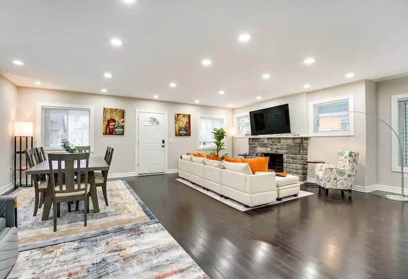 Family Friendly Ferndale Home: 3 Mi To Detroit Zoo