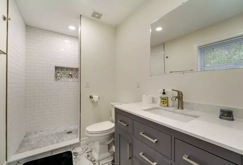 Family Friendly Ferndale Home: 3 Mi To Detroit Zoo