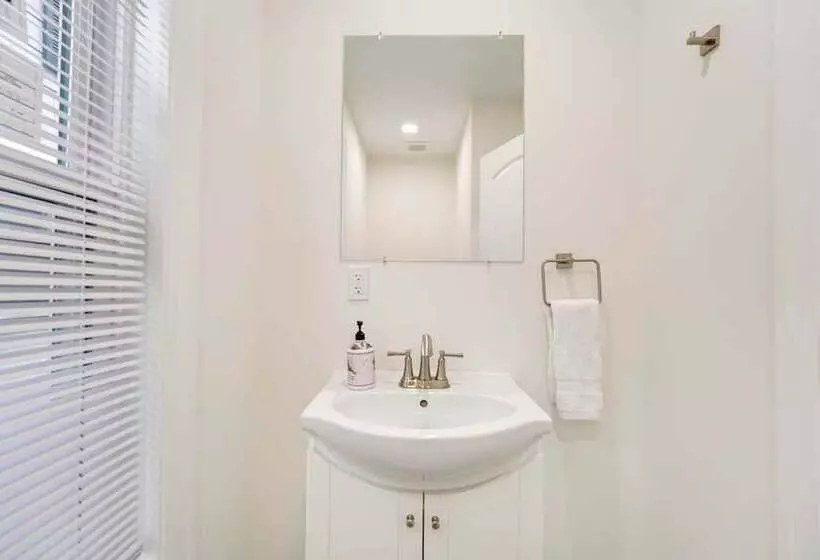 Family Friendly Ferndale Home: 3 Mi To Detroit Zoo