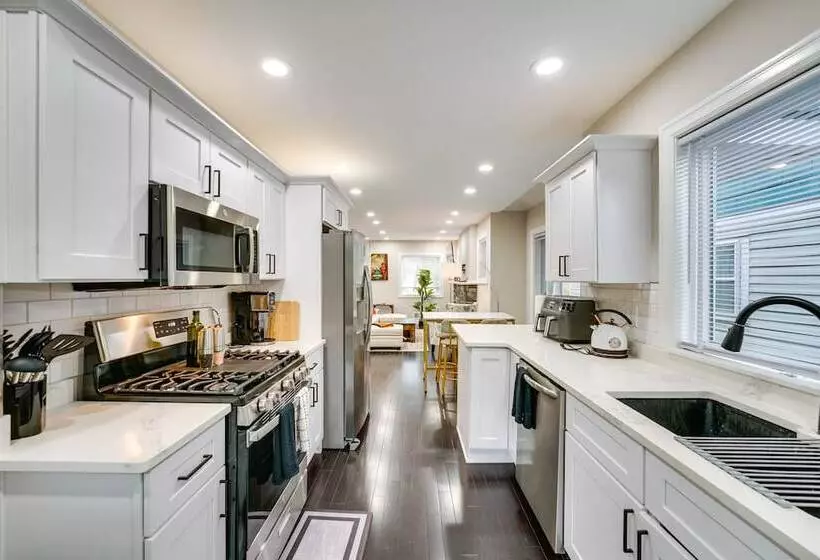 Family Friendly Ferndale Home: 3 Mi To Detroit Zoo