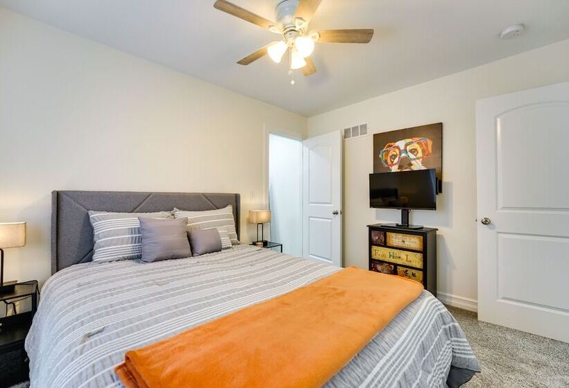 Family Friendly Ferndale Home: 3 Mi To Detroit Zoo