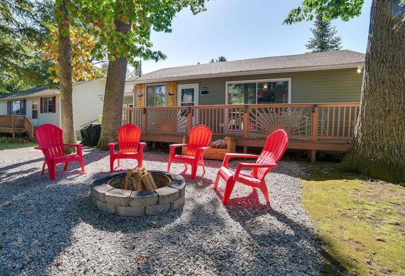 Higgins Lake Cottage W/ Private Fire Pit & Grill!