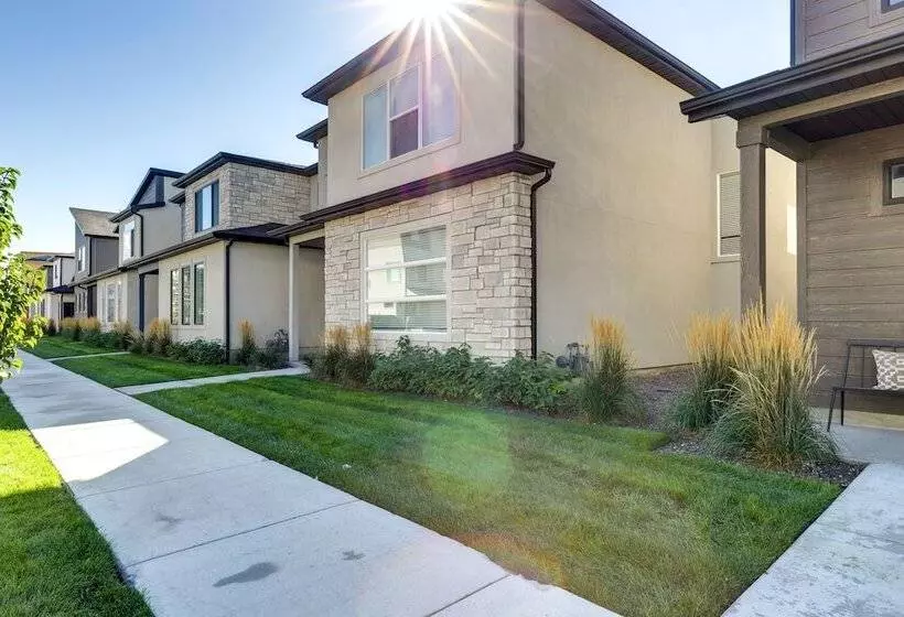 Inviting American Fork Home With Community Pool!