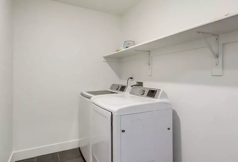 Inviting American Fork Home With Community Pool!