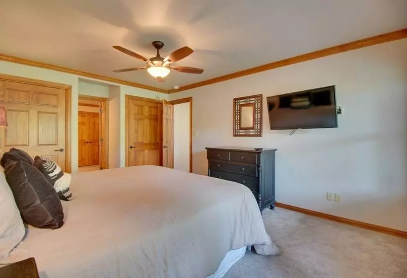 Monkey Island Oasis: Pool Access, Deck & Boat Slip