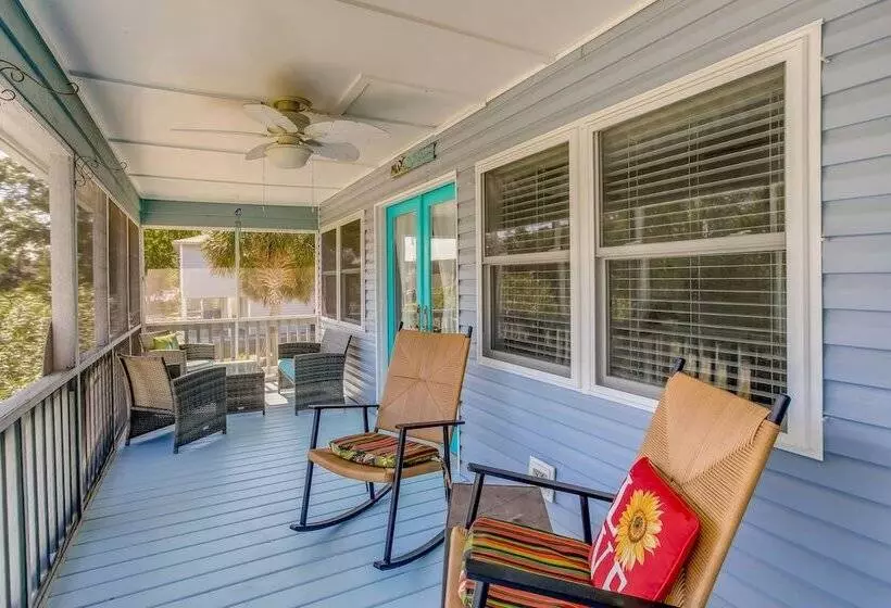 Oak Island Home W/ Screened Porch ~ 1 Mi To Beach!