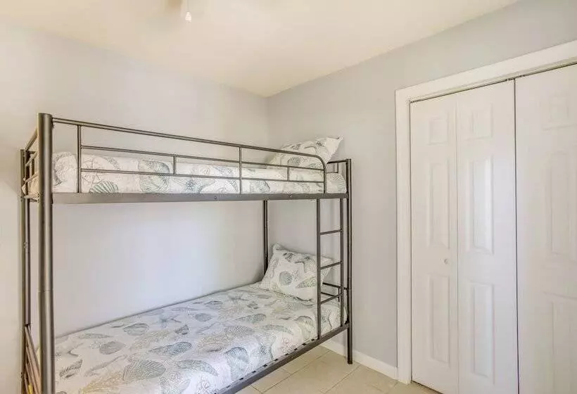 Oak Island Home W/ Screened Porch ~ 1 Mi To Beach!