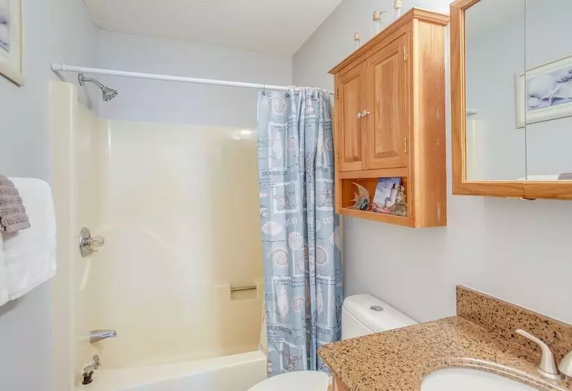 Oak Island Home W/ Screened Porch ~ 1 Mi To Beach!