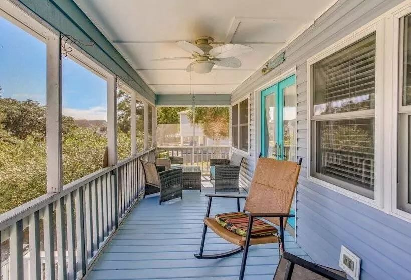 Oak Island Home W/ Screened Porch ~ 1 Mi To Beach!