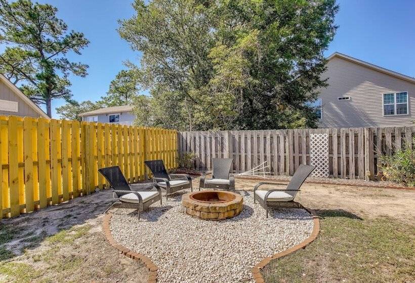 Oak Island Home W/ Screened Porch ~ 1 Mi To Beach!