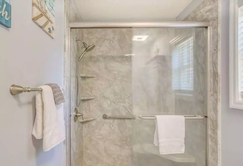 Oak Island Home W/ Screened Porch ~ 1 Mi To Beach!