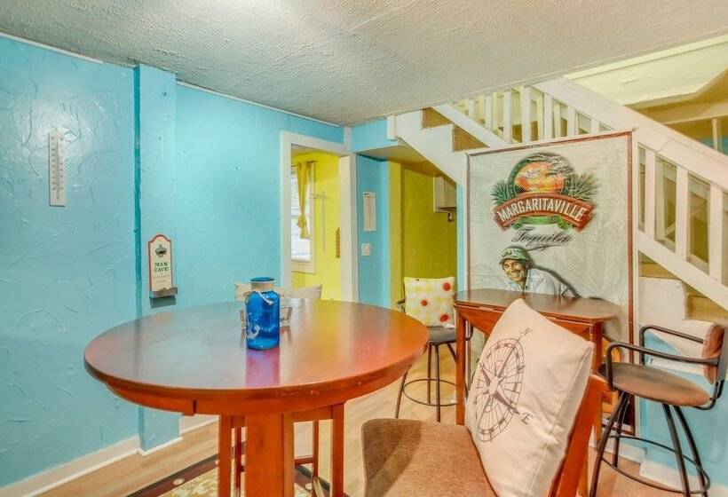 Oak Island Home W/ Screened Porch ~ 1 Mi To Beach!