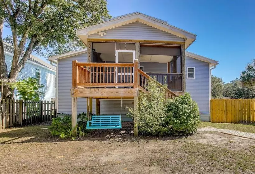 Oak Island Home W/ Screened Porch ~ 1 Mi To Beach!