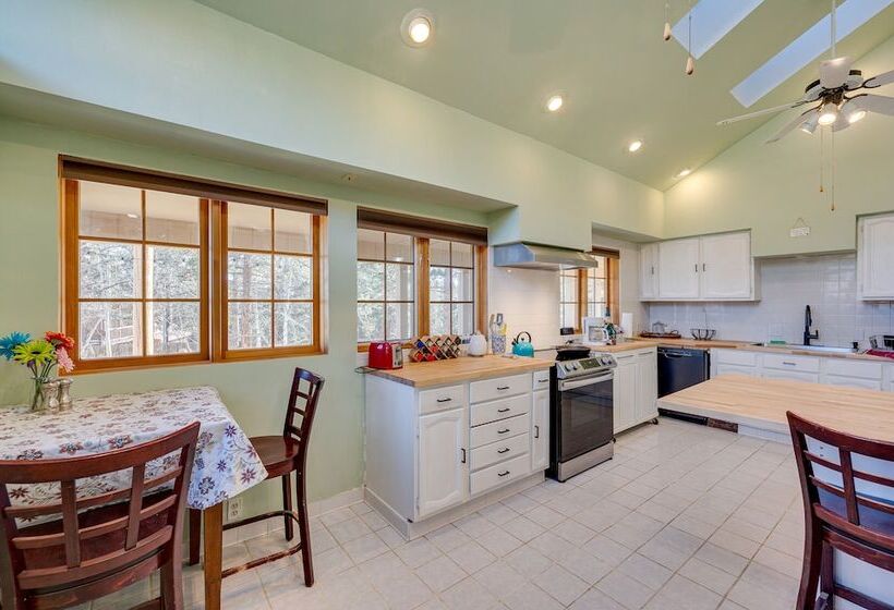 17 Mi To Town: Peaceful Pet Friendly Golden Cabin!