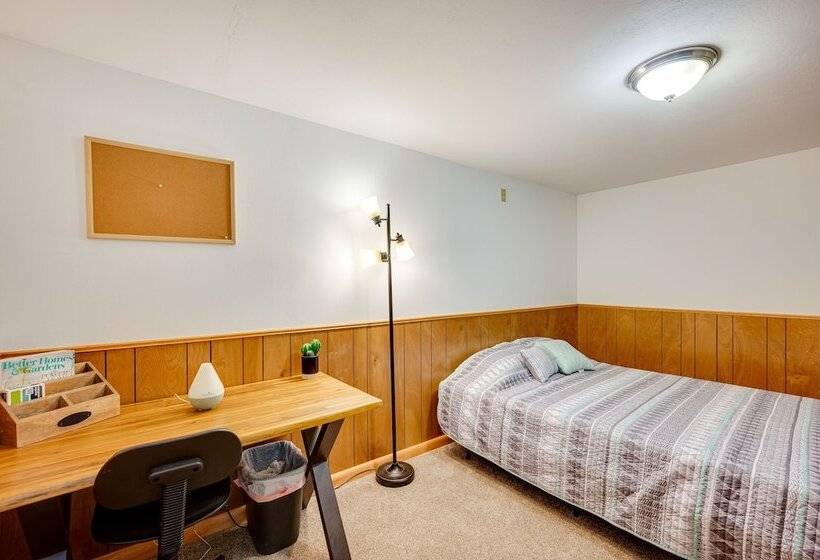 17 Mi To Town: Peaceful Pet Friendly Golden Cabin!