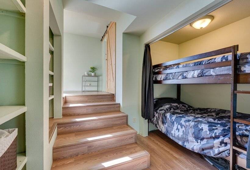 17 Mi To Town: Peaceful Pet Friendly Golden Cabin!