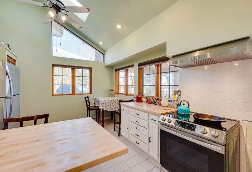 17 Mi To Town: Peaceful Pet Friendly Golden Cabin!