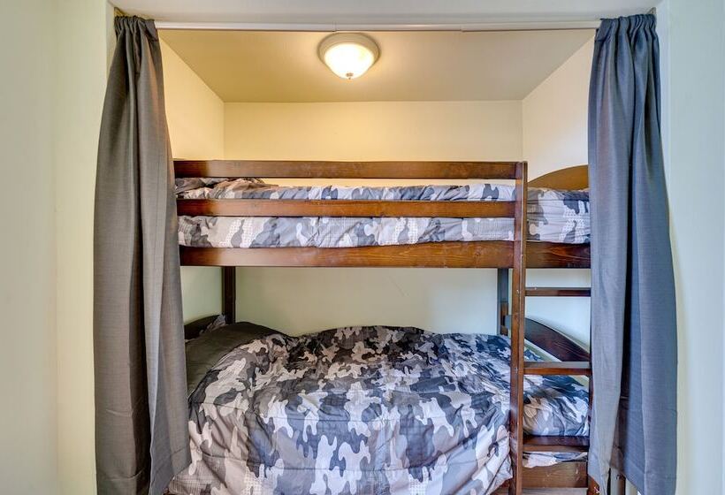 17 Mi To Town: Peaceful Pet Friendly Golden Cabin!