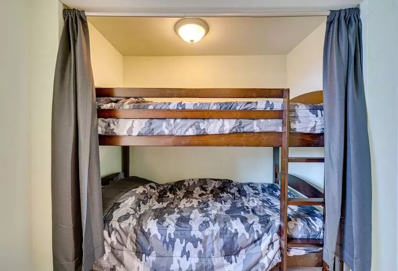 17 Mi To Town: Peaceful Pet Friendly Golden Cabin!