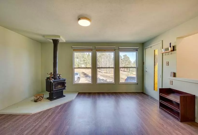 17 Mi To Town: Peaceful Pet Friendly Golden Cabin!