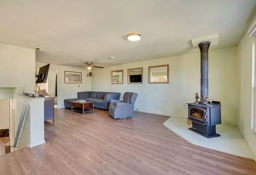 17 Mi To Town: Peaceful Pet Friendly Golden Cabin!