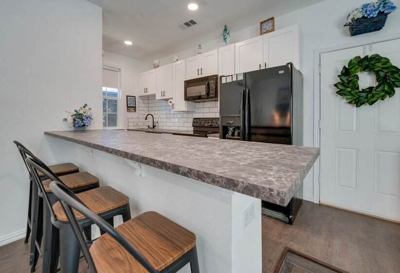 Walk To Lewisville Lake: Pet Friendly Texas Abode!