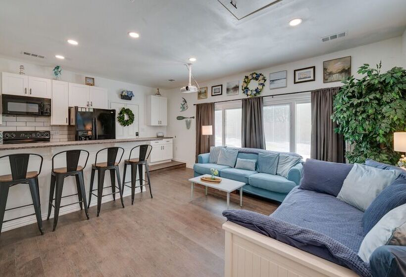 Walk To Lewisville Lake: Pet Friendly Texas Abode!