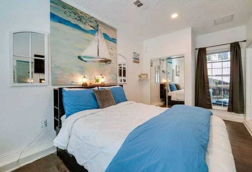 Walk To Lewisville Lake: Pet Friendly Texas Abode!