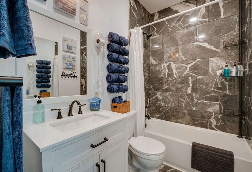 Walk To Lewisville Lake: Pet Friendly Texas Abode!