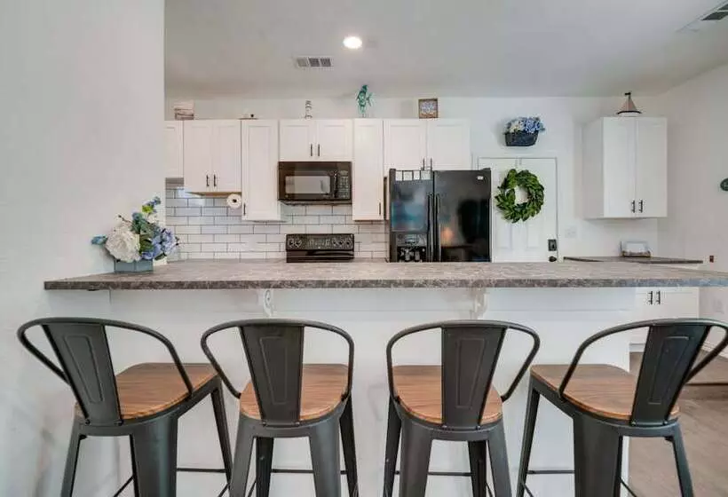 Walk To Lewisville Lake: Pet Friendly Texas Abode!