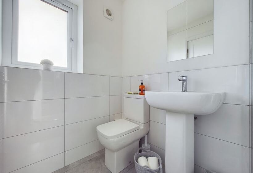 דירת נופש Cosy And Luxurious House For 10 Guests In Darwen