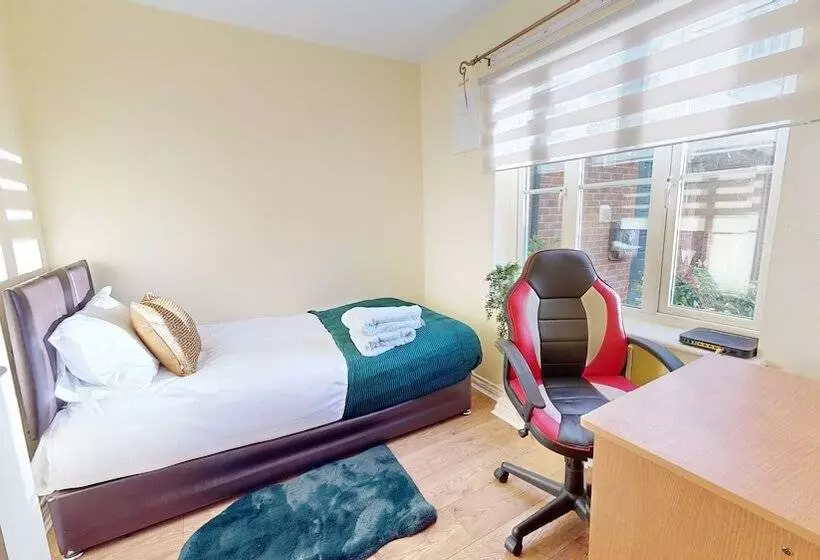 レジデンス Impeccable 4 Bed House In London