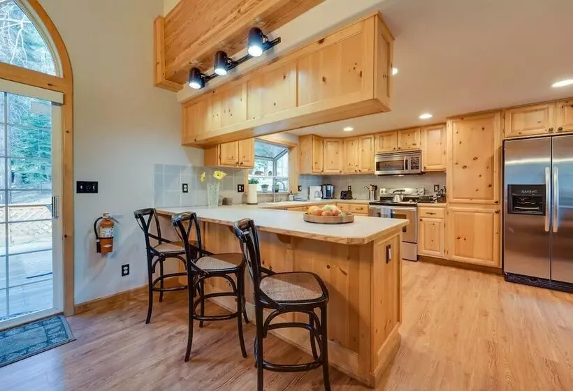 Rustic Truckee Cabin Retreat W/ Community Pool!