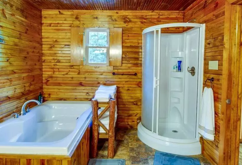 Secluded Cabin W/ On Site Creek + Trails!
