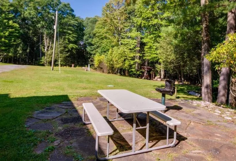 Secluded Cabin W/ On Site Creek + Trails!