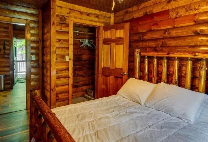 Secluded Cabin W/ On Site Creek + Trails!