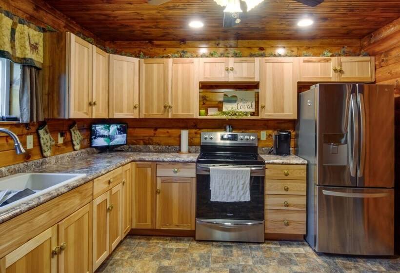 Secluded Cabin W/ On Site Creek + Trails!